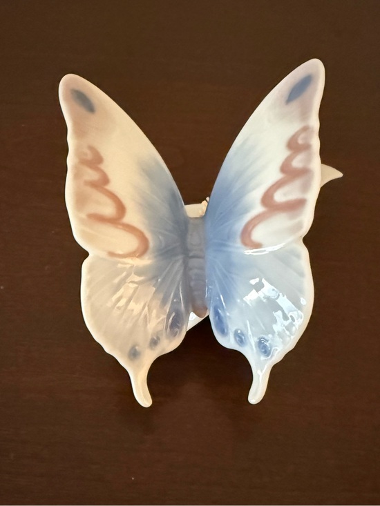 Lladro Other - Lladro #06589 “Morning Calm” Butterfly and Flower Figurine